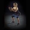 Kvinde i squat-position med træningselastik omkring benene