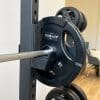 Vægtstang med sorte vægtskiver på stativ