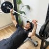 Person løfter vægtstang på bænk