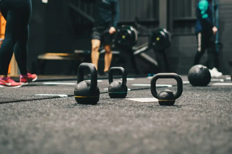 Sportyfit Shop - ambitious studio rick barrett lg Kettlebells på et fitnesscenter gulv
