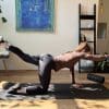 Kvinde laver øvelse på yogamåtte derhjemme.