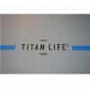 Titan Life logo på en hvid overflade med blå striber