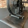 Motionscykel med stor ventilator og måtte.