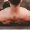 Person udfører øvelse på yogamåtte