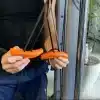 Person holder orange træningshåndtag