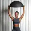 Person, der holder en BOSU-bold over hovedet