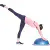 Kvinde i en balancestilling på en BOSU-bold