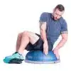Mand sidder på en BOSU balancebold