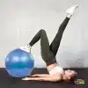 Kvinde udfører en øvelse med en blå yogabold.