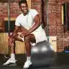 Mand på en fitnessbold i et træningslokale