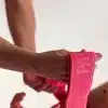 Hænder med rosa bånd til boksning