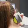 Person bruger massagebold på nakken.