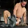 Mand bruger en foam roller til opvarmning