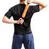 Mand ruller ryggen med en orange massagerulle.
