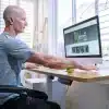En mand arbejder ved et skrivebord med en computer.
