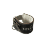 Sort armbånd med spænde og d-ring.