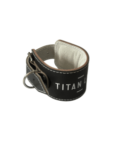 Sort armbånd med spænde og d-ring.