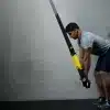Mand udfører øvelse med TRX-stropper
