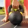 Hånd der holder en TRX kettlebell.