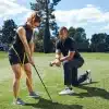 Person får golfinstruktion med elastikbånd.