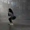 Kvinde træner squat med gult modstandsbånd