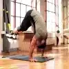 Mand udfører øvelse med TRX stropper.