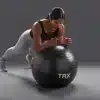 Kvinde i planke øvelse på en TRX bold
