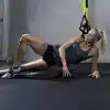 Kvinde bruger skumrulle til øvelse i fitnesscenter.