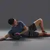 Mand bruger en foam roller til træning
