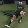 Mand bruger foam roller på benet