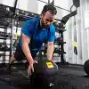 Mand laver push-ups på en medicinbold i et træningscenter.