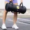 Person holder en TRX sandbag på 5 kg.