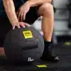 Person med hånd på en TRX-medicinbold.
