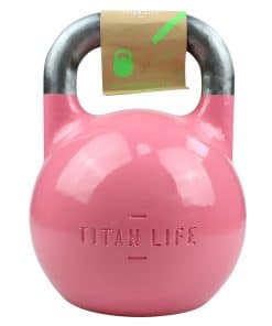 Lyserød kettlebell med metalhåndtag.