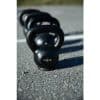 Kettlebells på en asfaltbelægning