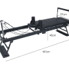 Pilates reformermaskine med dimensioner markeret.