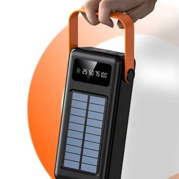Sort powerbank med solcellepanel, orange håndtag og digital skærm, der viser batteriniveau i procent.