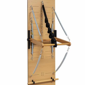 Pilates Spring Wall træningsudstyr monteret på en væg