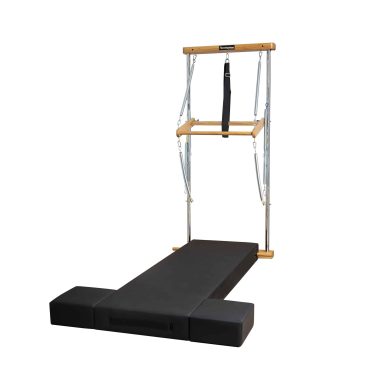 Wall unit med måtte Pilates udstyr med træramme og polstret underlag.