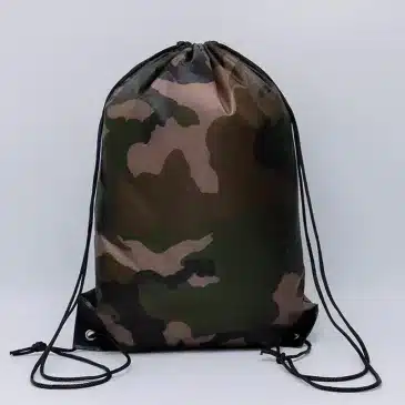 Gymnastikpose i camouflagefarver med sorte snore og metaløjer i hjørnerne. Enkel og praktisk taske.