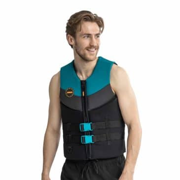 En mand iført en sort og teal neopren svømmevest med to blå spænder foran, smilende og ser til siden.