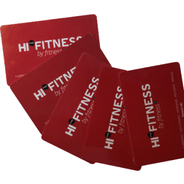 Fem røde RFID Medlemskort med teksten "Hi FITNESS by fitness" i hvidt. Kortene er spredt i en vifte.