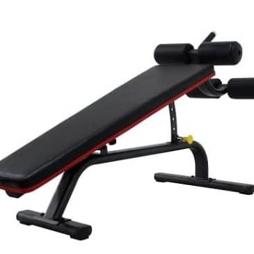 Justerbar mavebænk fra NORGYM PRO med sort polstret overflade og rød kant. Robust stålramme og skumpolstrede benholdere.
