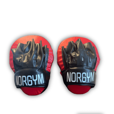 Sorte og røde boksehandsker med Norgym-logo.