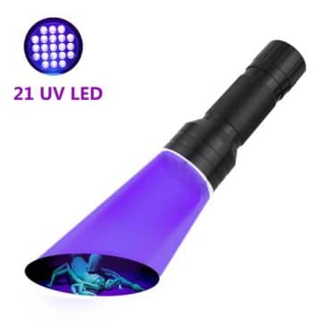 Sort UV-lygte med 21 LED-pærer og lilla lys, fremhæver en skorpion i lyset. Tekst: "21 UV LED".