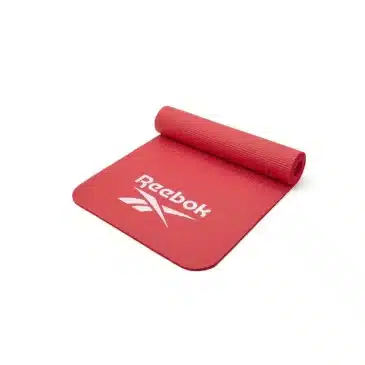 Rød Reebok træningsmåtte, 7 mm tyk, delvist udrullet med Reebok-logo i hvidt på overfladen.