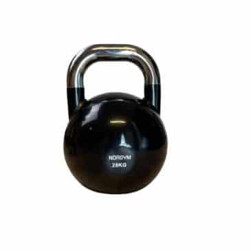 Sort konkurrence kettlebell på 28 kg fra NORGYM med skinnende metalhåndtag og hvid tekst på forsiden.