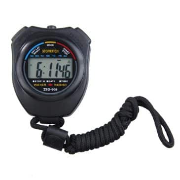 Sort sportsstopur med digitalt display, knapper til indstillinger, og et sort snorhåndtag. Vandtæt model ZSD-808.