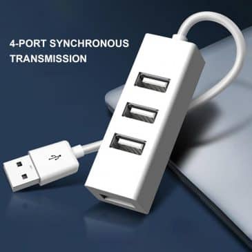 Hvid USB-hub med fire porte og et kort kabel, der ligger på en bærbar computer. Tekst: "4-Port Synchronous Transmission".