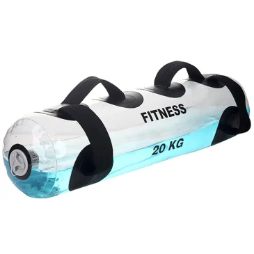 En transparent træningssæk fyldt med vand, med sorte håndtag og teksten "FITNESS 20 KG" på siden.